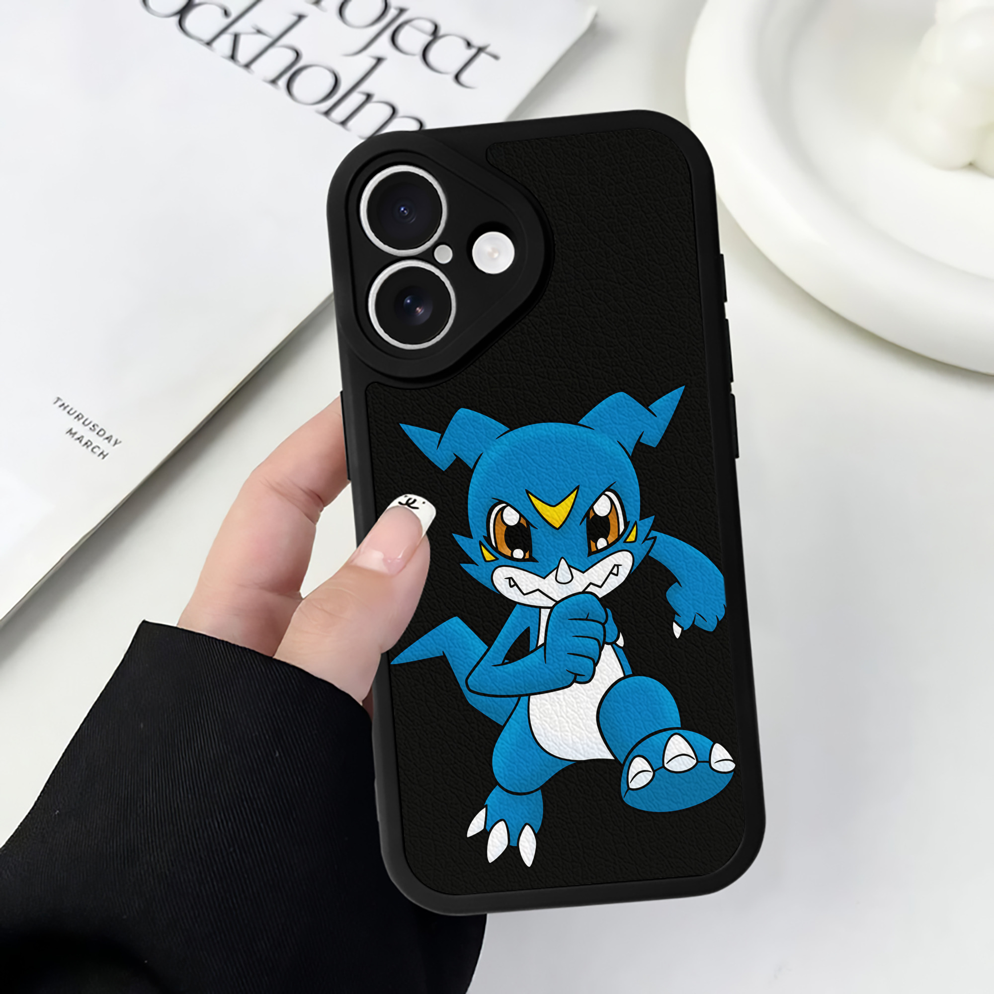 （画像用） Digimon デジタルモンスター/デジモン 【iPhone 16シリーズ対応】シリコンスマホケース（レザー調） 材質：シリコン